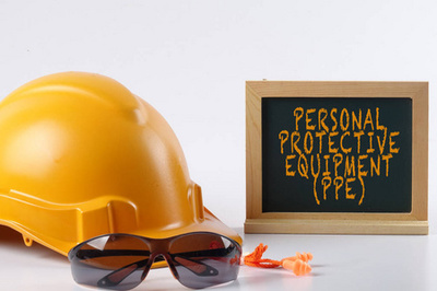 黄色安全帽安全头盔, 安全玻璃和耳塞的事故统计图作为背景。工业安全与健康概念